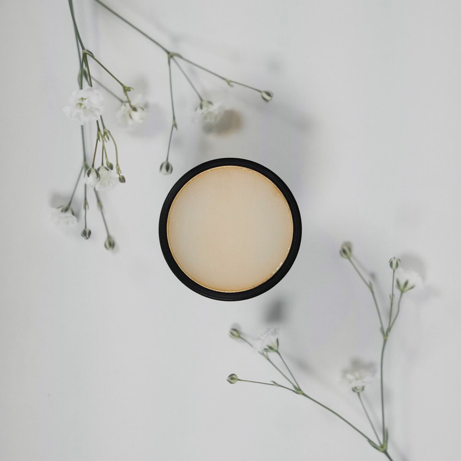 日本で古くから美容のために使 われてきた椿油を主に、体に優しく、唇