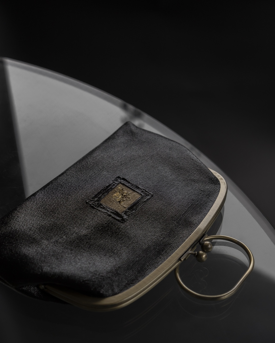 【fucica フシカ】がま口　GAMA KUROBENI 黒 ちょっとしたお出かけから特別 な日の装いまでコーディネートをぐっと